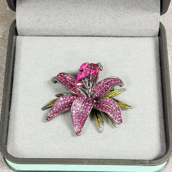 Lily flower brooch, Purple Crystal brooch, vintage brooch, Crystal Floral brooch - Picture 3 of 8